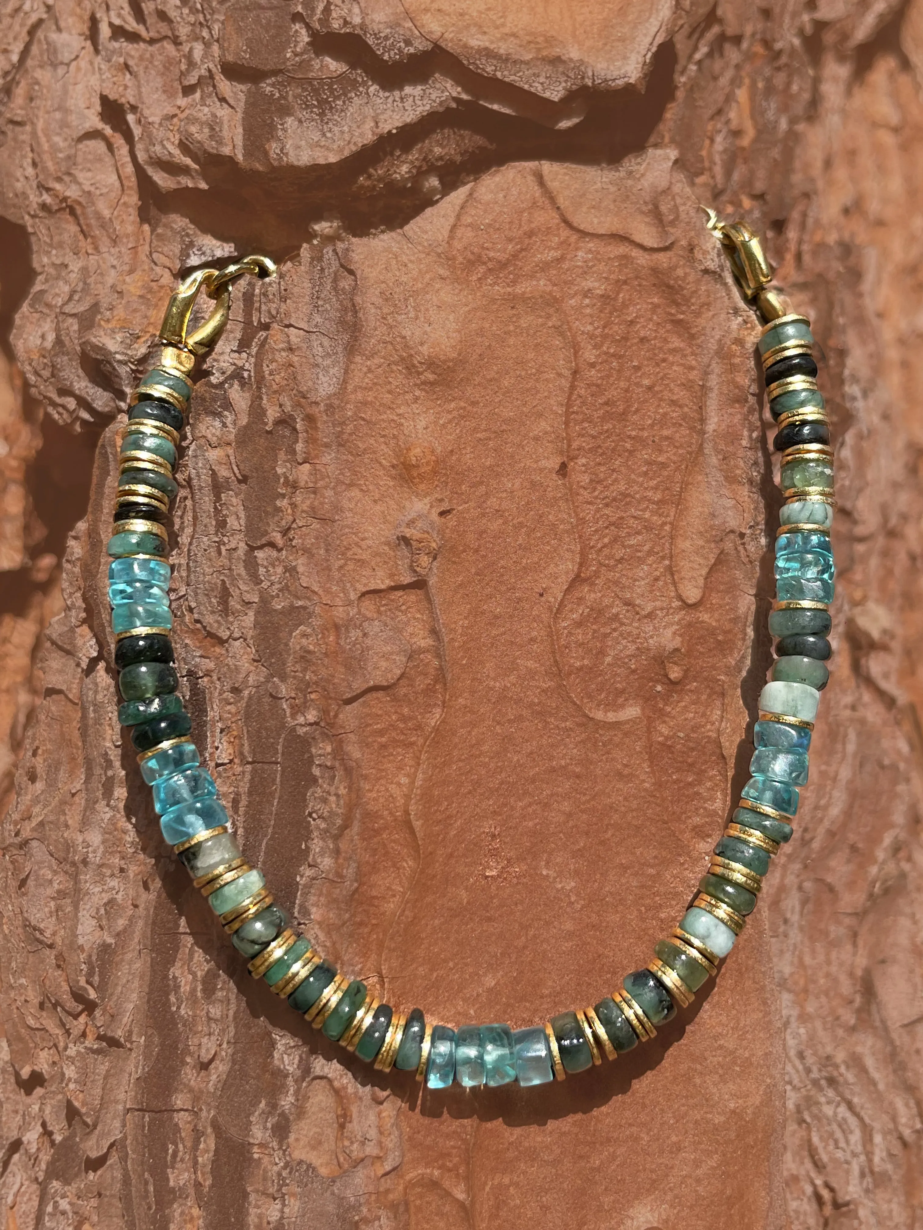 18k yellow gold beaded bracelet assembled with Emerald and Apatite