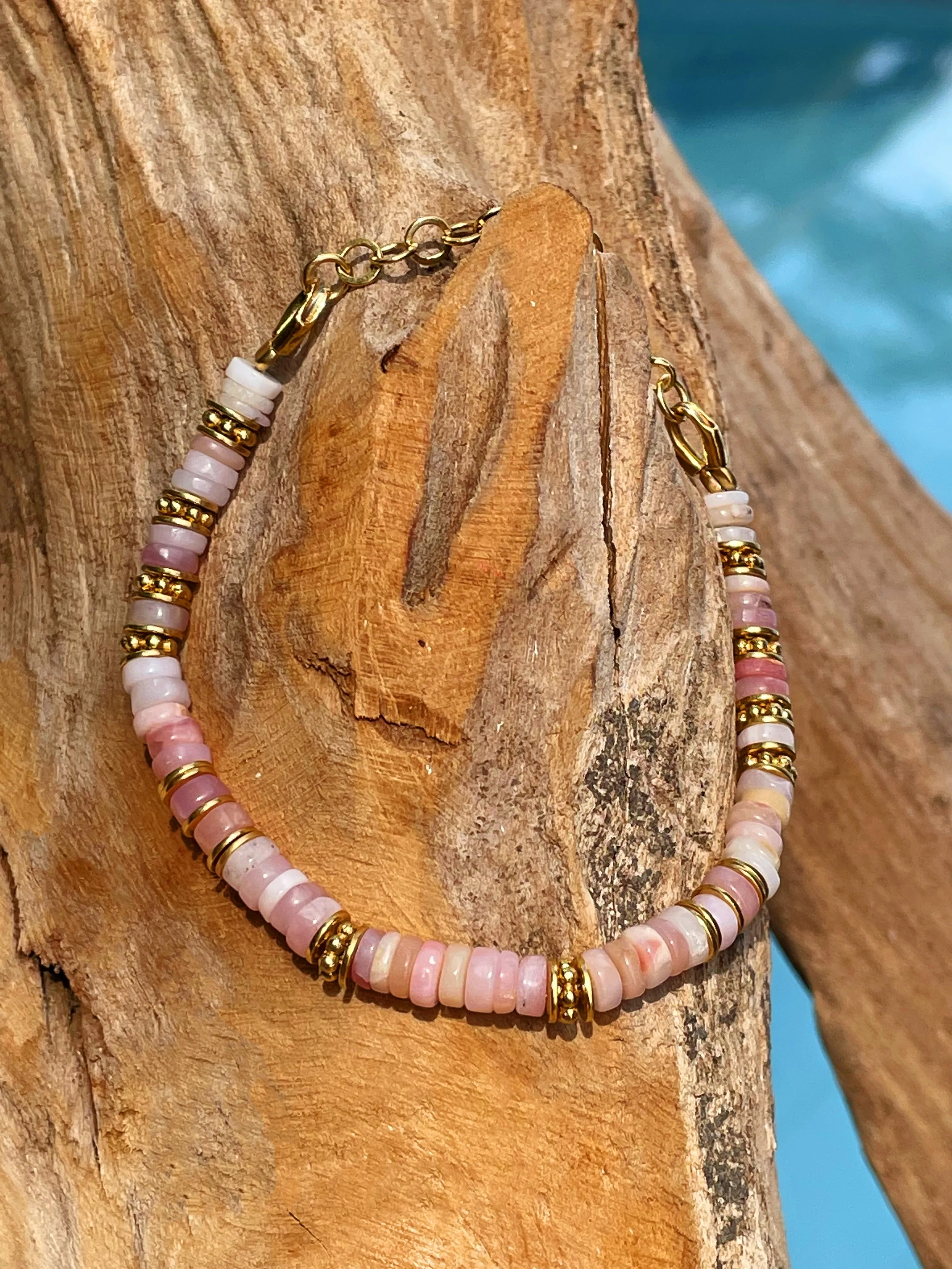 18k yellow gold pearl bracelet assembled with pink opal